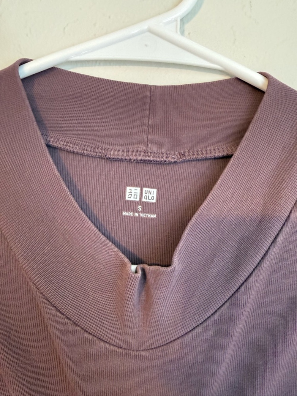 Uniqlo Women's Short Sleeve Mock Neck Top in Mauve Brown - Picture 3 of 4
